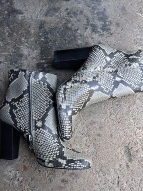 NWOT Steve Madden Pixie Gray Snake Print Faux Leather Ankle Boots 7.5M